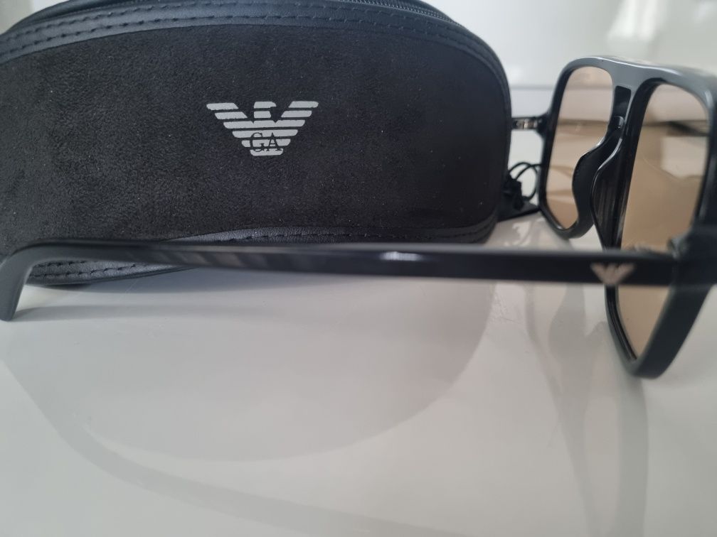 Чисто нови , закупени преди два дни EMPORIO ARMANI .