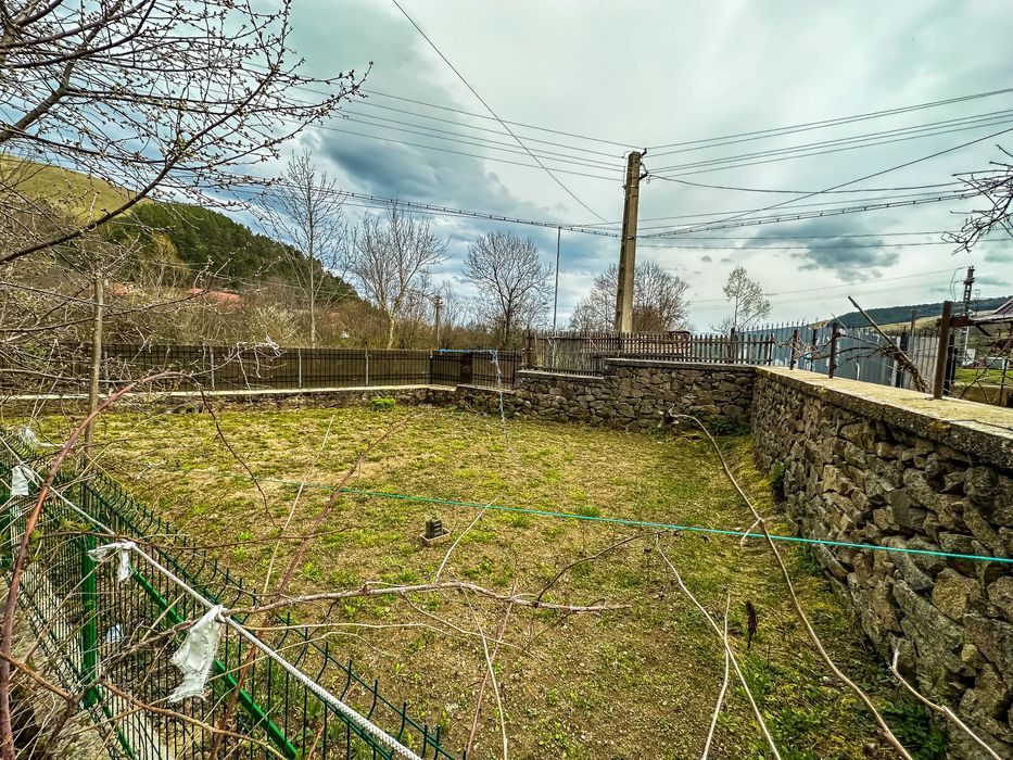 Casă locuibilă + teren mare 6.818 mp, zonă liniștită, – Cota parte 1/2