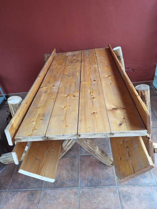Vind o masa și 2 bănci rustice