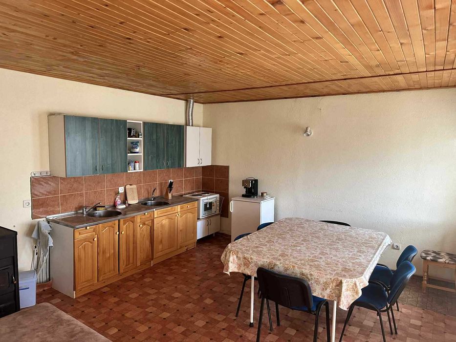 Отдавам къща под наем на 15км от Пловдив до с. Йоаким Груево. 11 легла