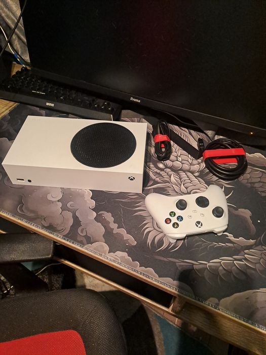 Xbox series S cu cablu HDMI si o maneta
