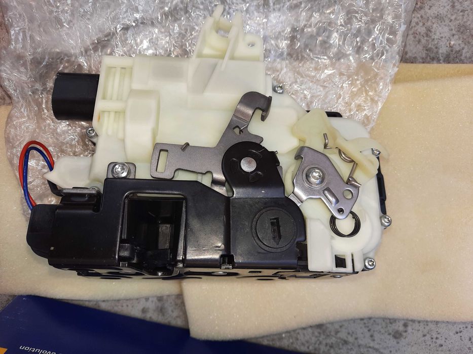 Incuietoare usa spate dreapta VW Golf / Passat , Skoda Octavia