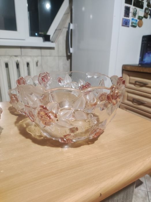 Продам набор ваза и три салатницы.Все почти новое , производство Герма