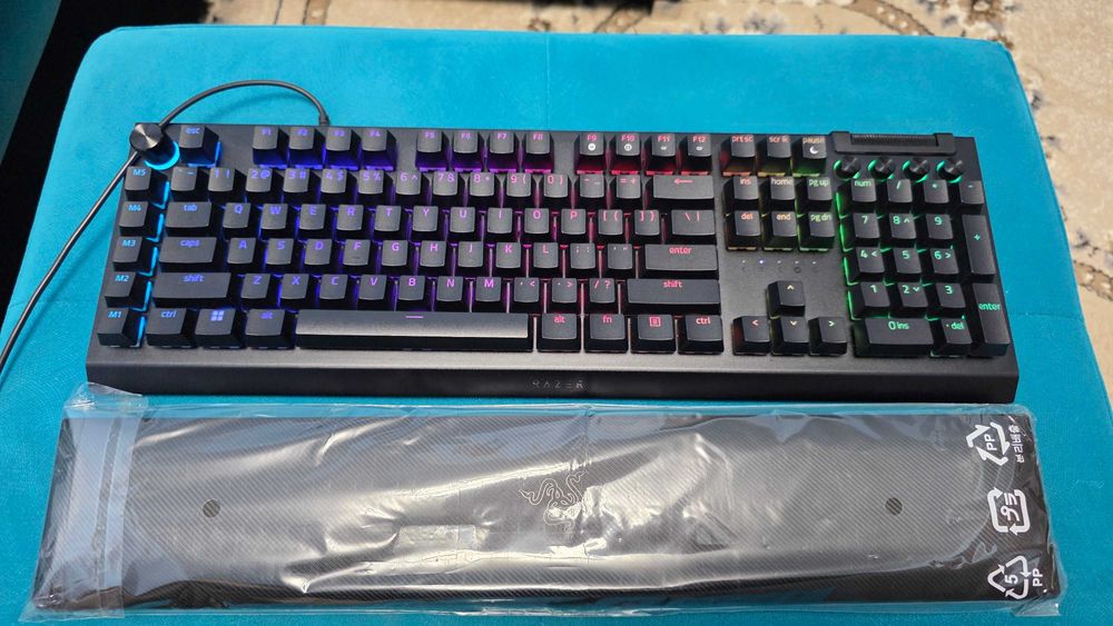 Vand tastatura Razer Blackwidow V4 Pro - aproape noua!