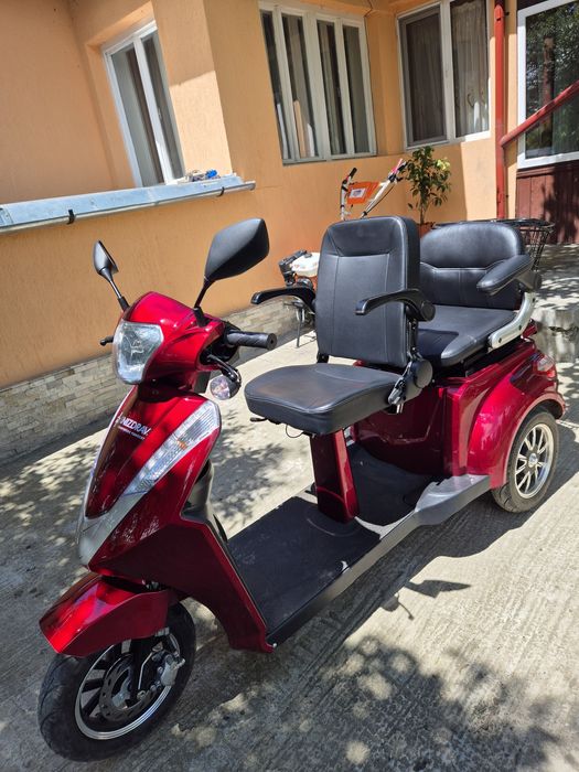 Scuter electric cu două locuri