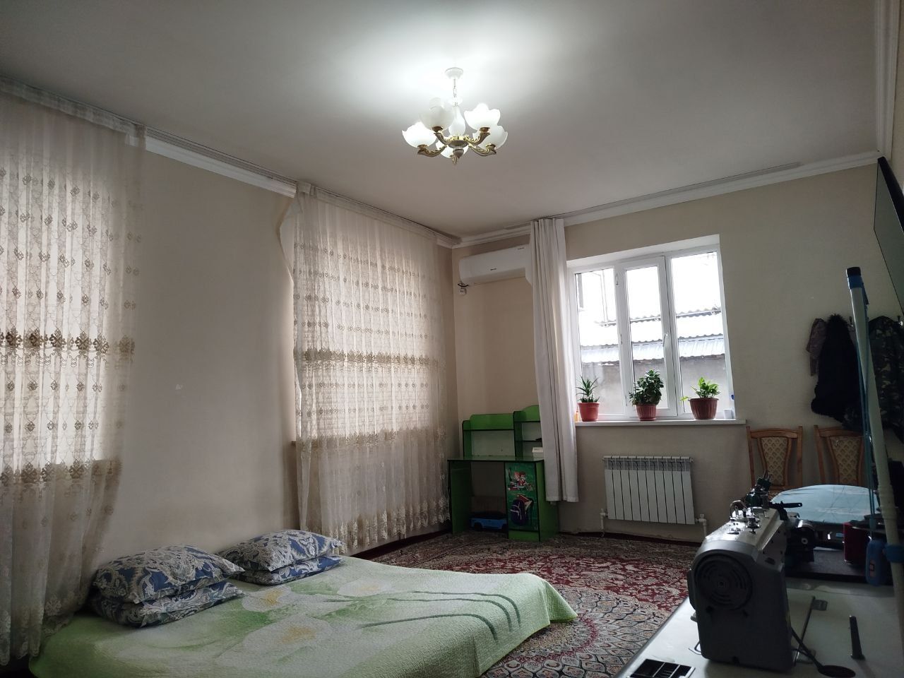 Uy xovli sotiladi