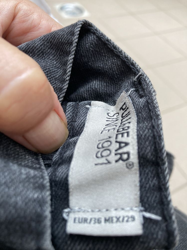 Blugi negri pull& bear