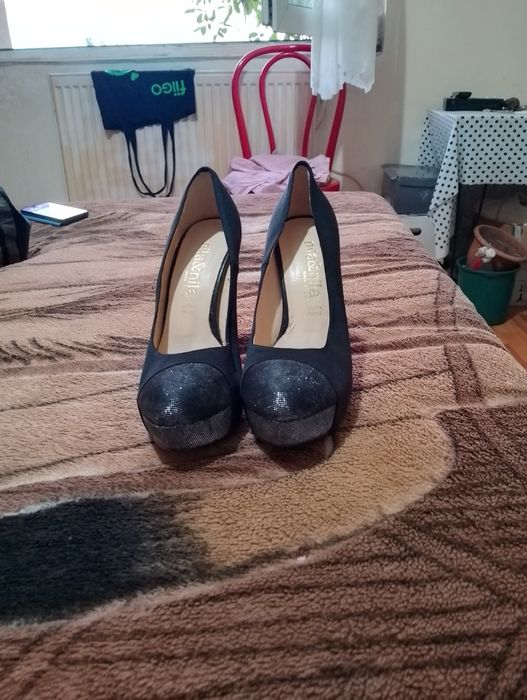Vând pantofi originali din Italia aproape noi