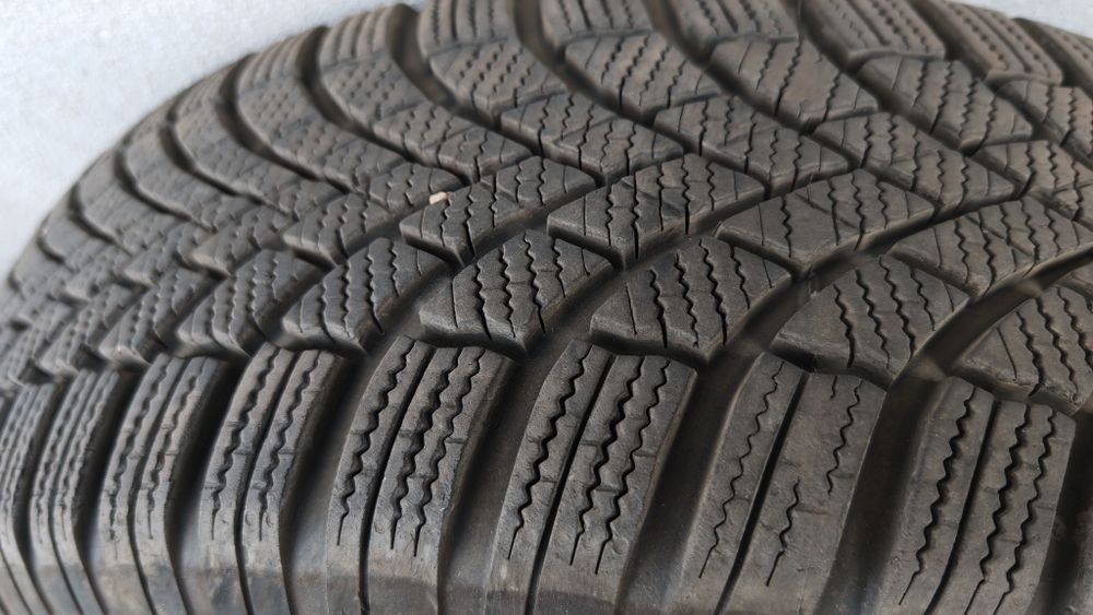 Jante de tablă 195 65 15 cu anvelope iarnă Bridgestone Blizzak