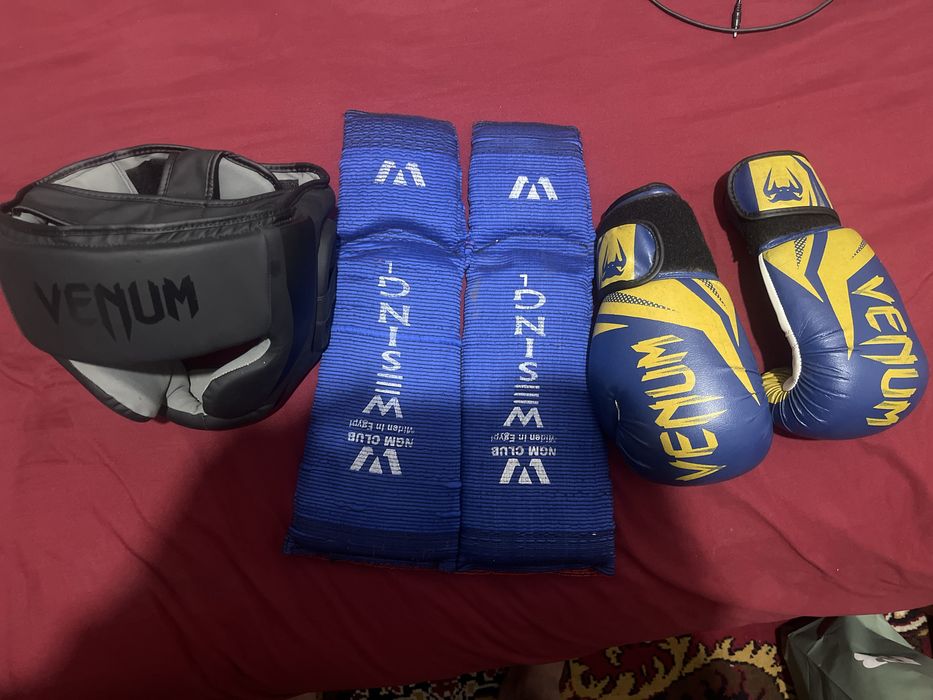 шлем, боксерские перчатки и защита для ног