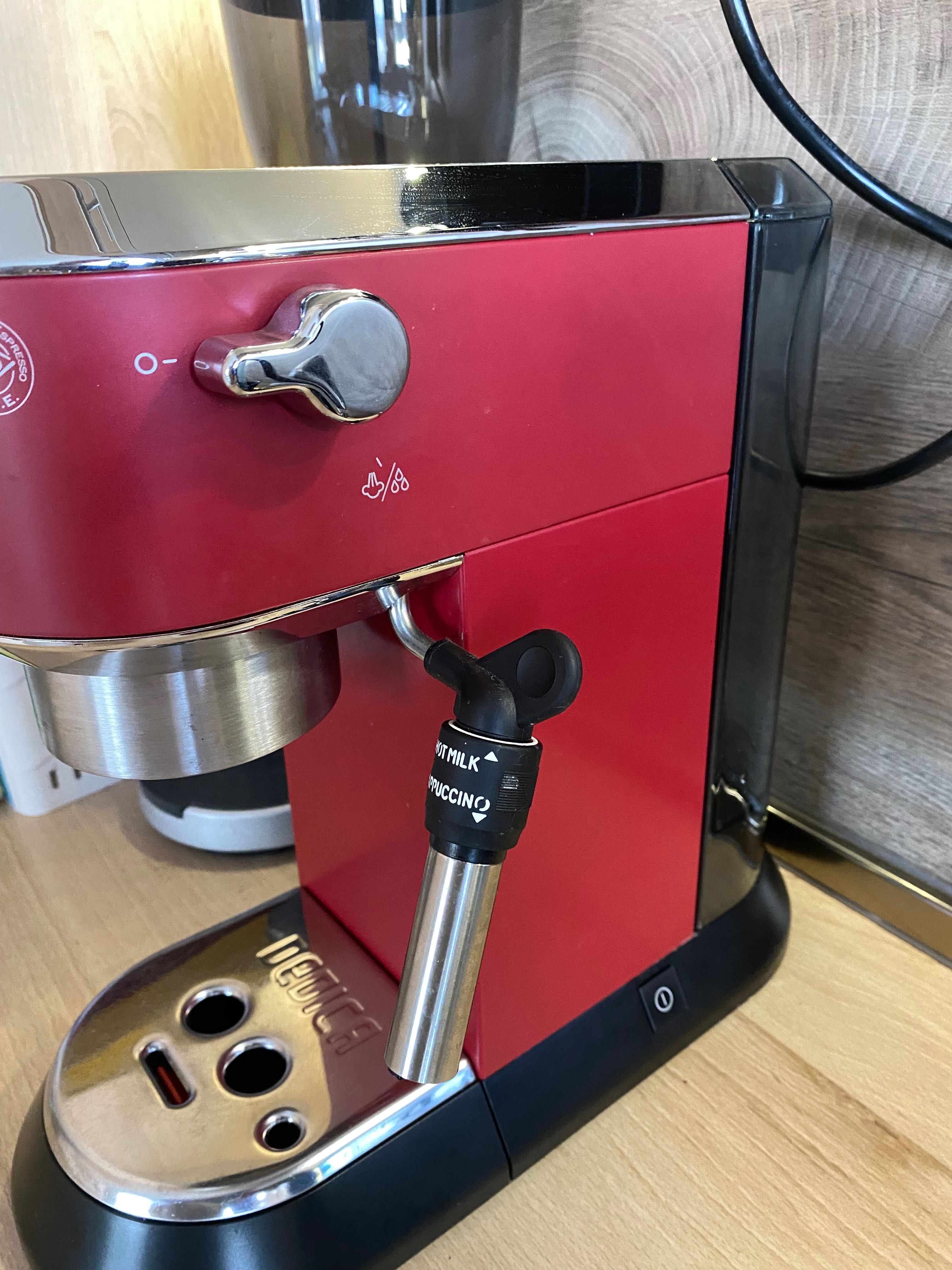 Кафемашина Delonghi Dedica E685.R
