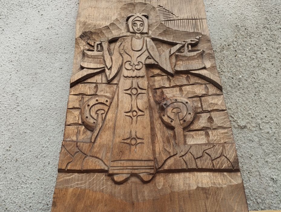 Дърворезба / Пано "Мома с кобилица "