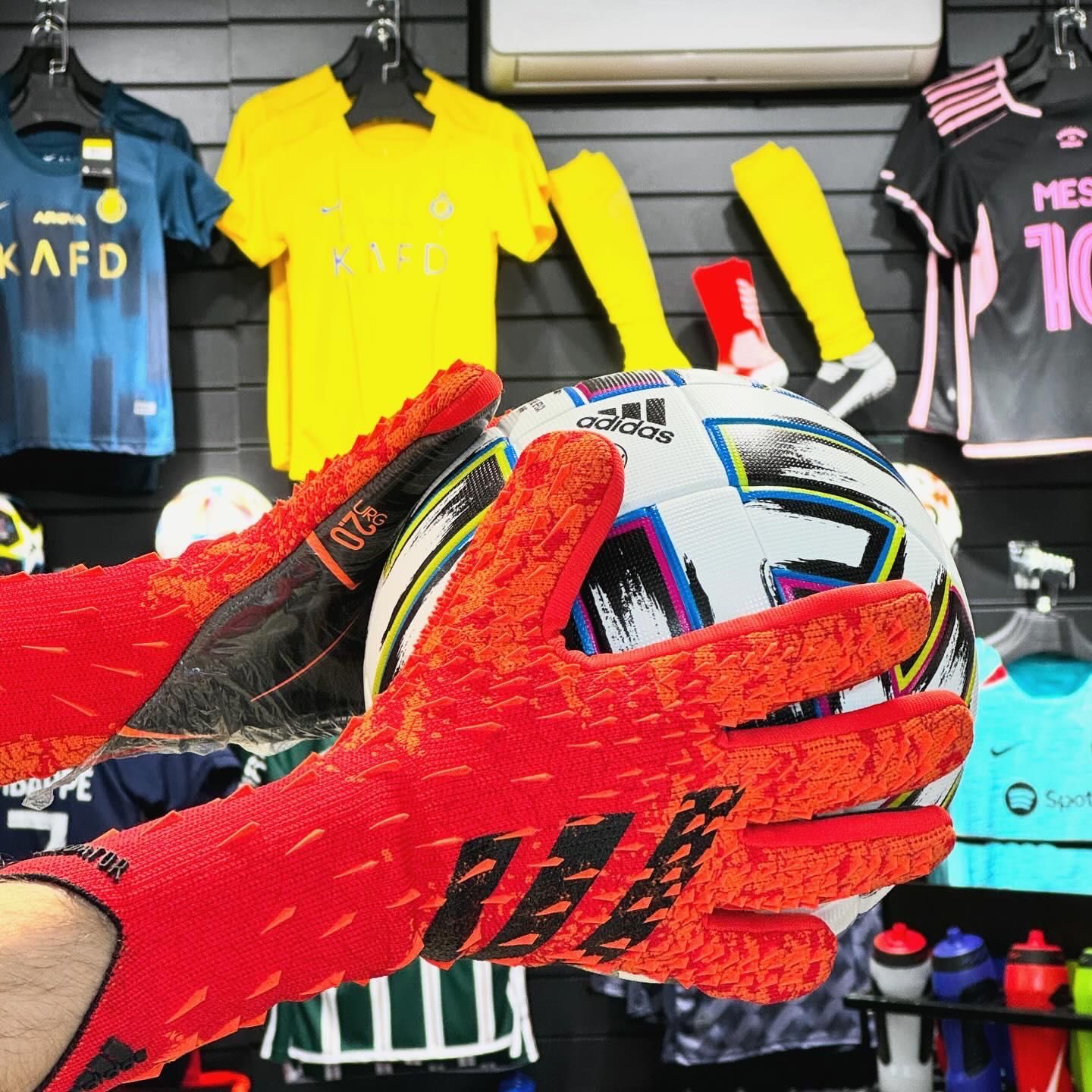 Вратарские перчатки Adidas Predator бюджетный вариант, красный/синий