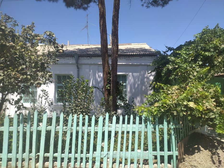 Продается дом на земельном участке.