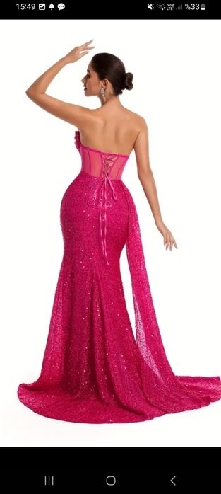 Розова рокля със цепка