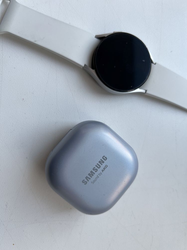 В отличном состоянии Samsung galaxy Pods & Samsung Galaxy watch