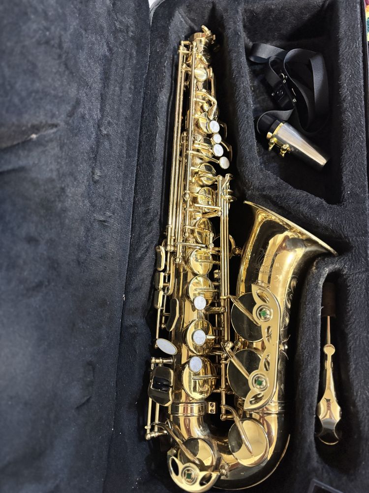 Vând două saxofoane