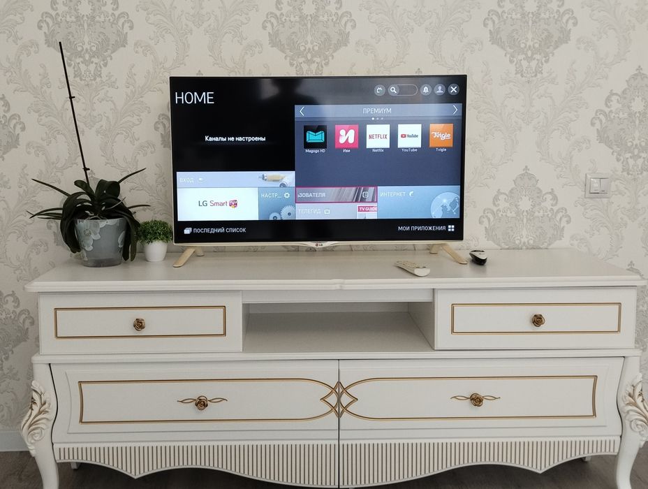 Продам ТВ тумбу и смарт LG белый телевизор
