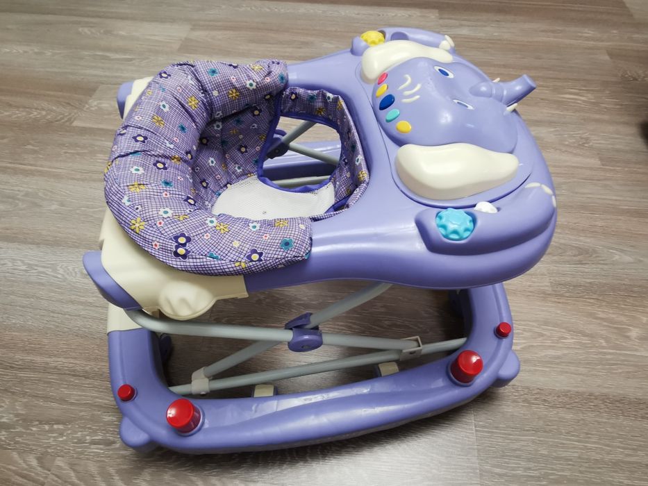 Ходунок детский, регулируется под рост.