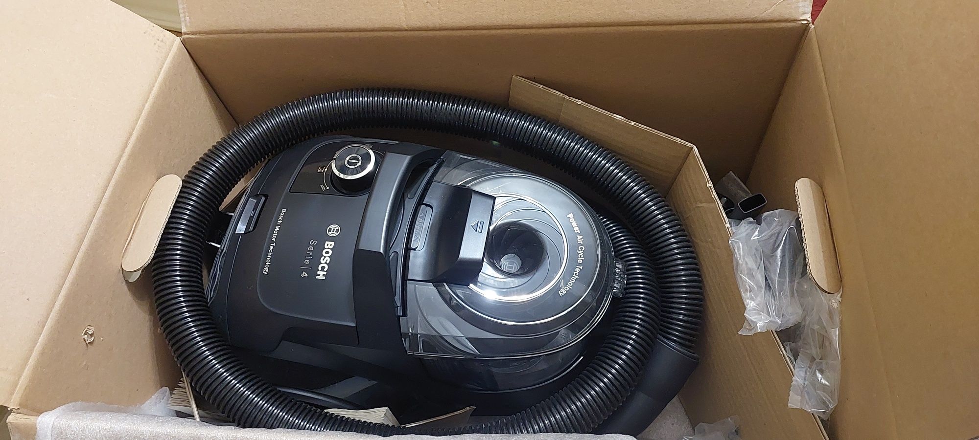 Пылесос BOSCH Serie 4 BAGLESS