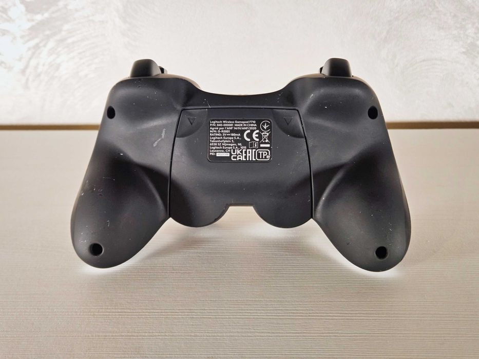 Gamepad wireless Logitech F710, PC, Argintiu, fara dongle