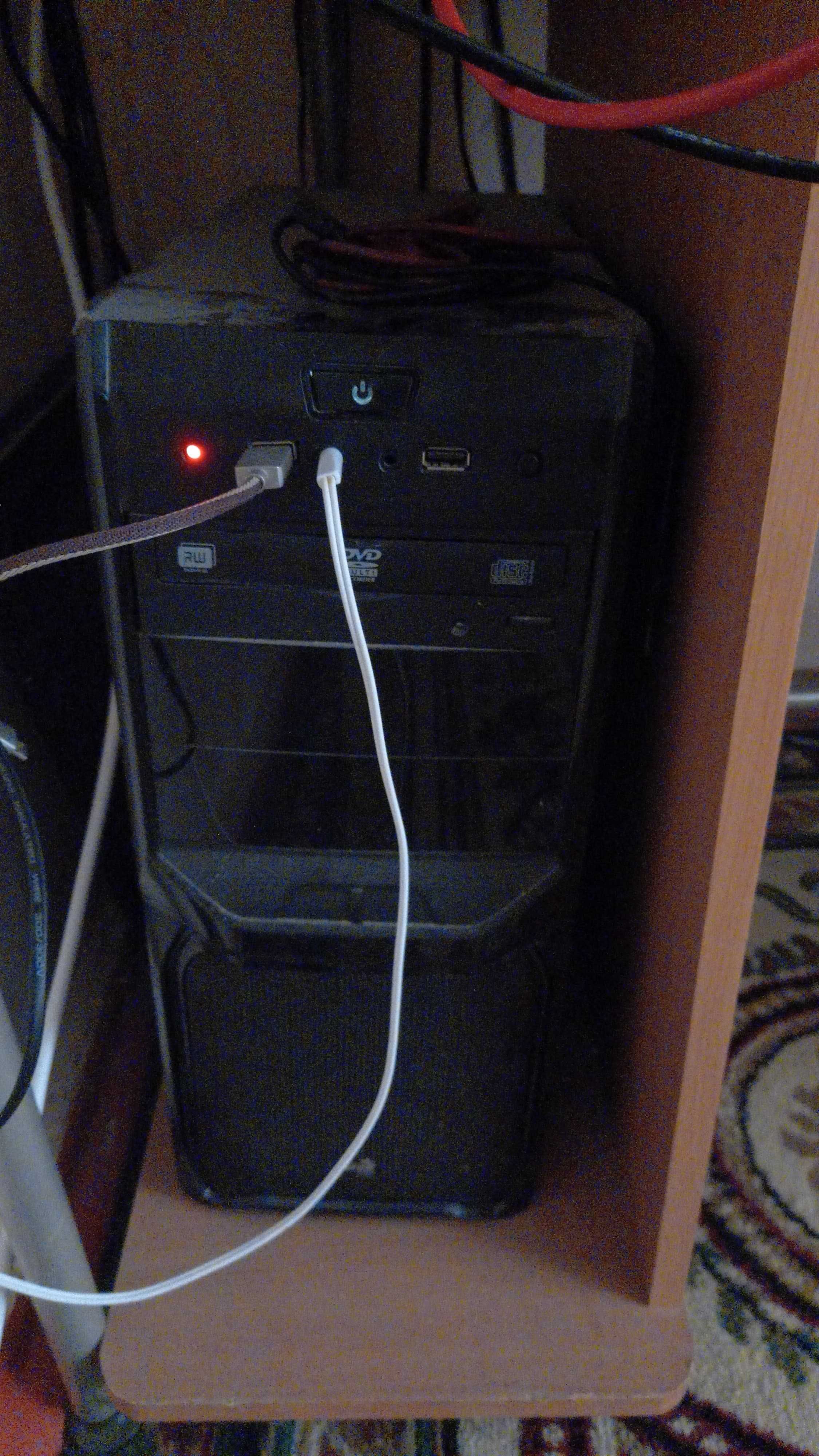 Компьютер игровой, монитор, стол