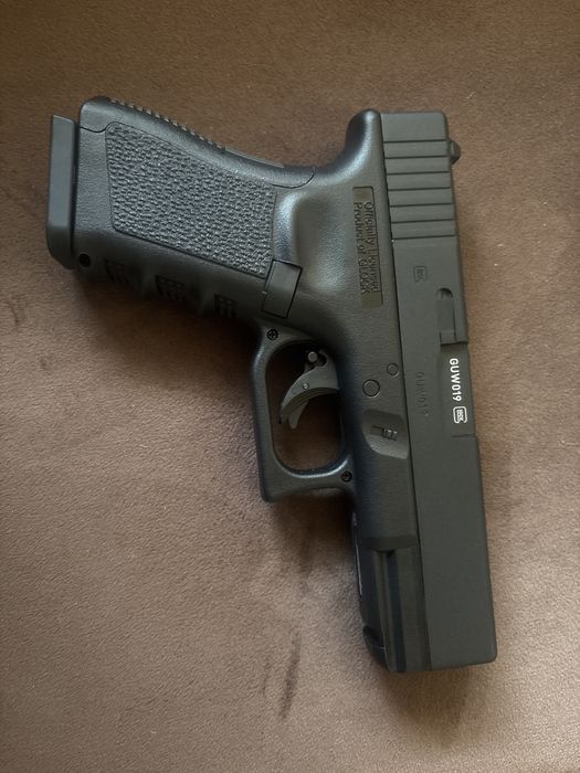 Еърсофт пистолет GLOCK 19 CO2 МЕТАЛНА РАМА от UMAREX Германия