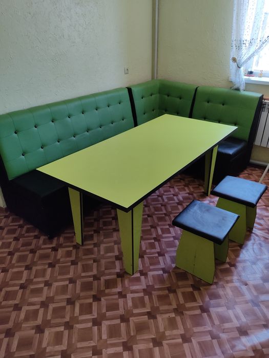 Продам кухонный угалок состояние отлично