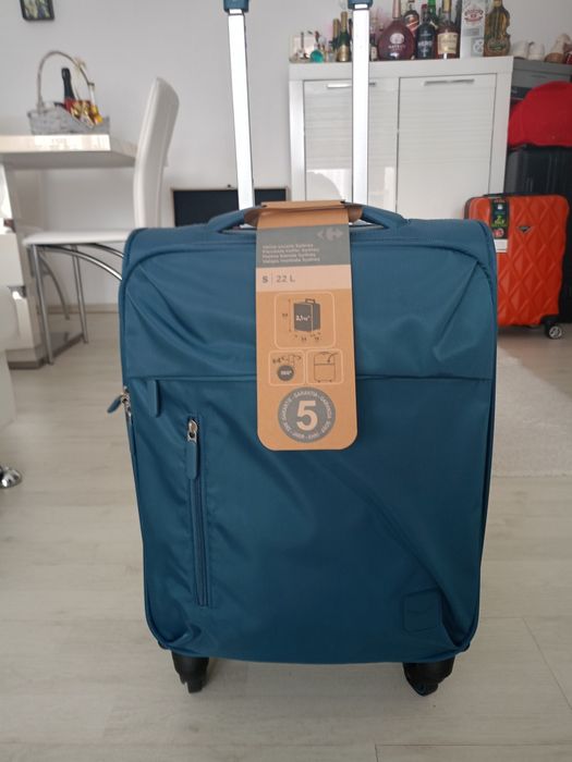 Vând troler material textil dimensiune de 54 cm nou nouț, produs de ca