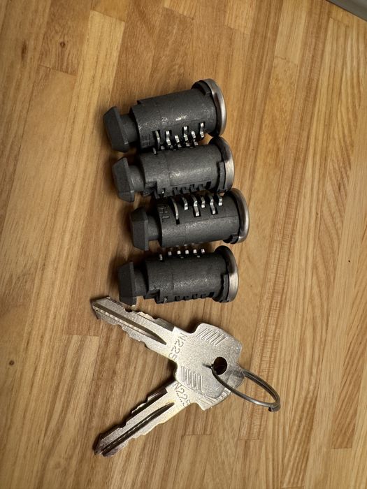 Set 4 butuci Thule 225 cu 2 chei