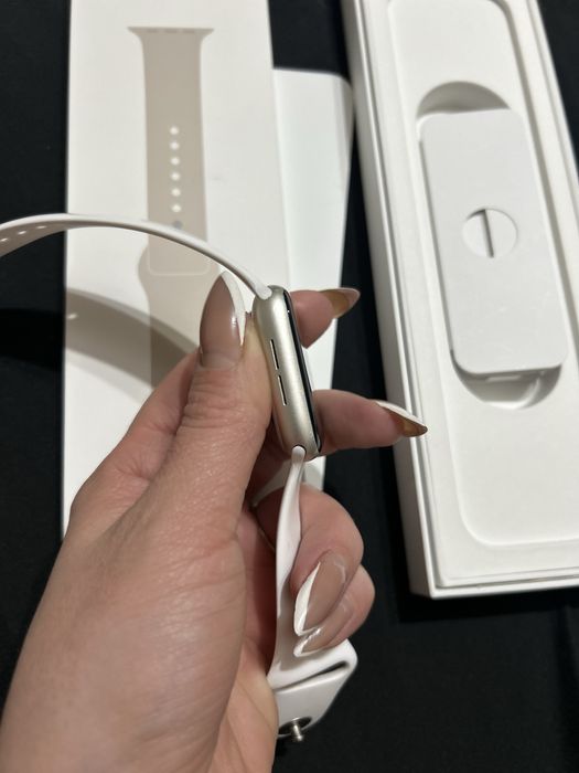 Продам часы Apple Watch SE