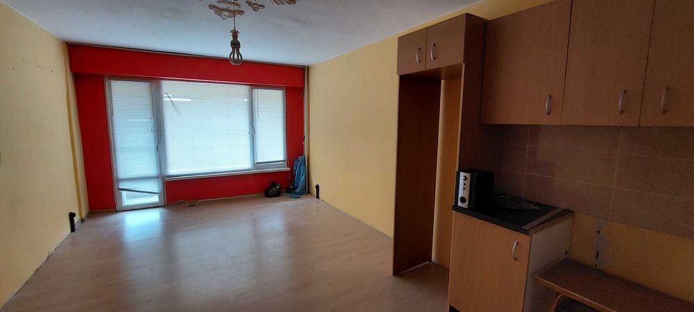 Продава се двустаен апартамент в санирана сграда в гр. Елхово