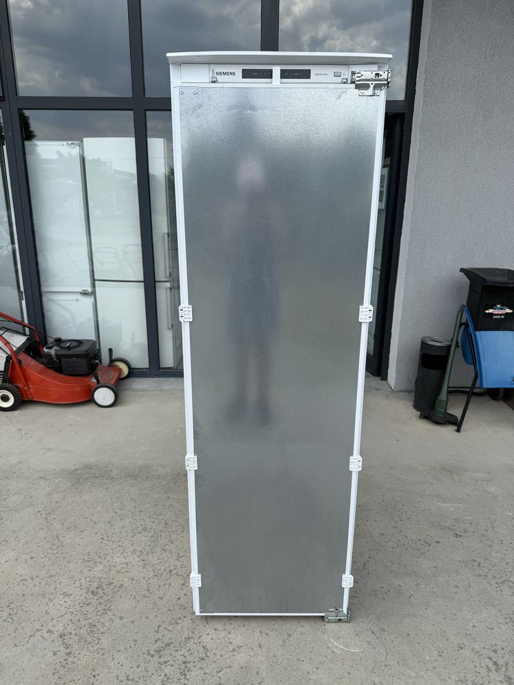 Като НОВ Хладилник с камера за вграждане Siemens 177 см