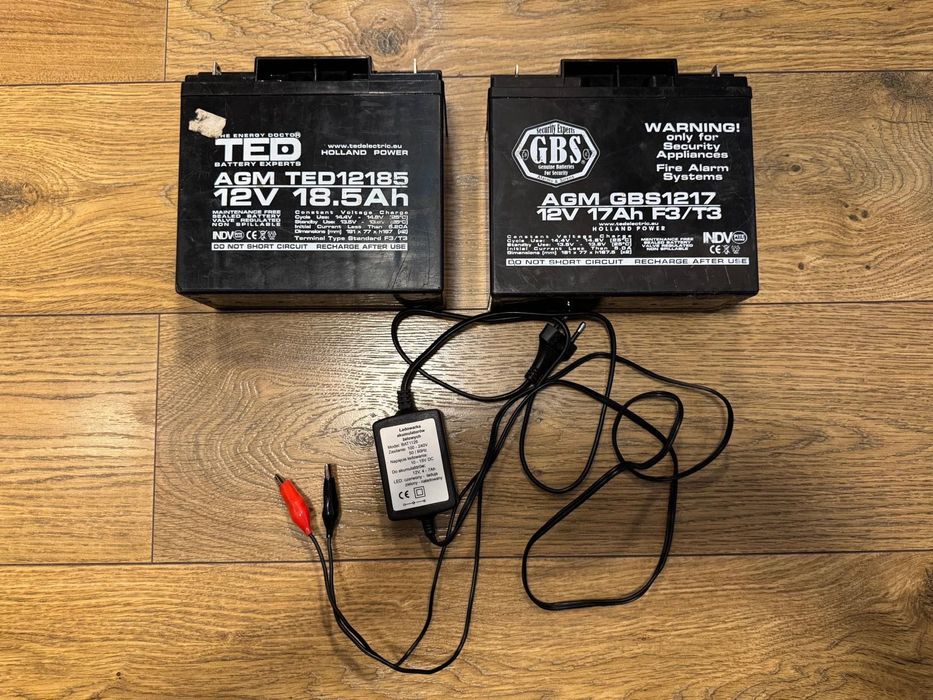 2 acumulatori și un încărcător