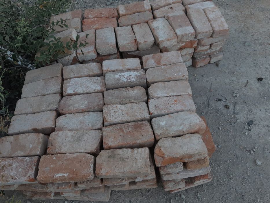 Cărămidă la bucata din demolări