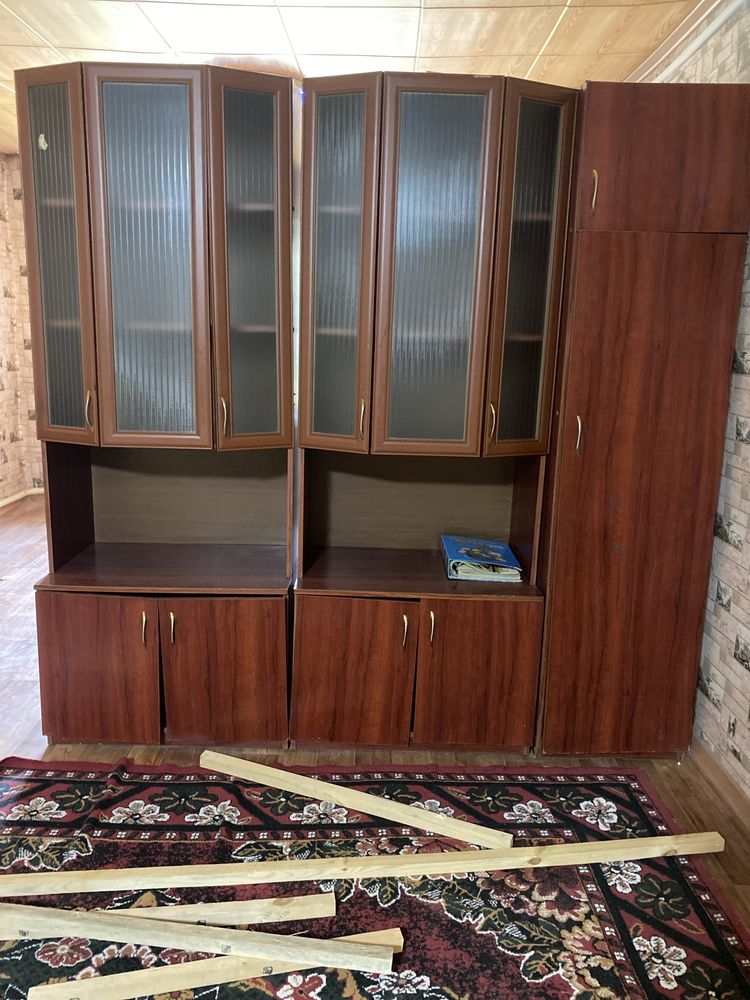 сервант в среднем состоянии отдам даром