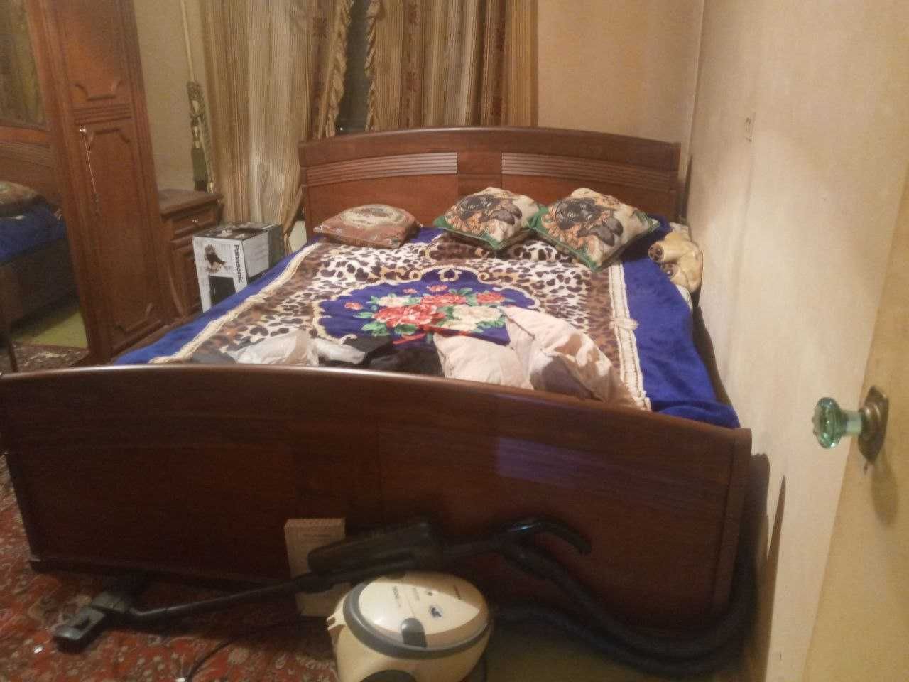 Продается кровать, шкаф и две тумбы