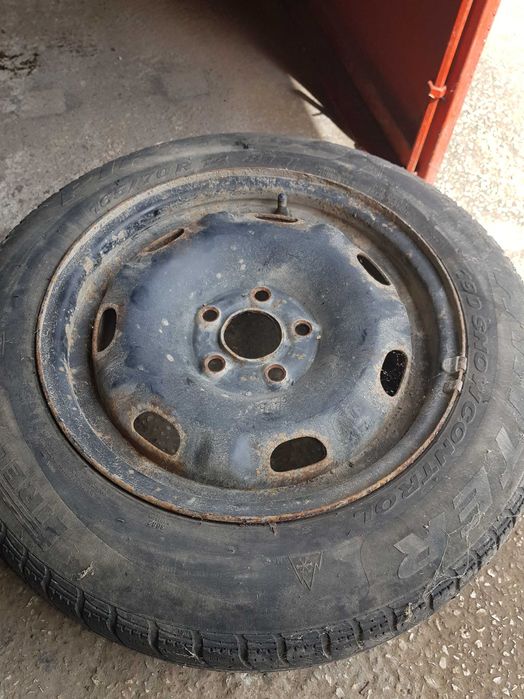 Vând roti cu anvelope de iarnă 165/70/R 14 4buc.200lei.