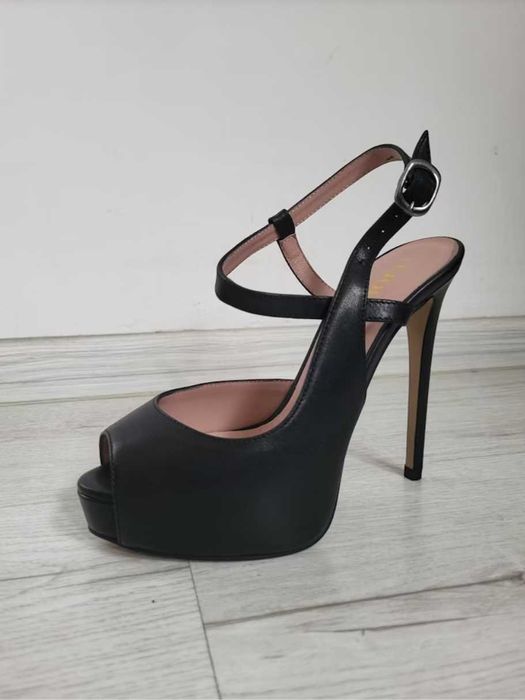 НОВИ обувки на висок ток