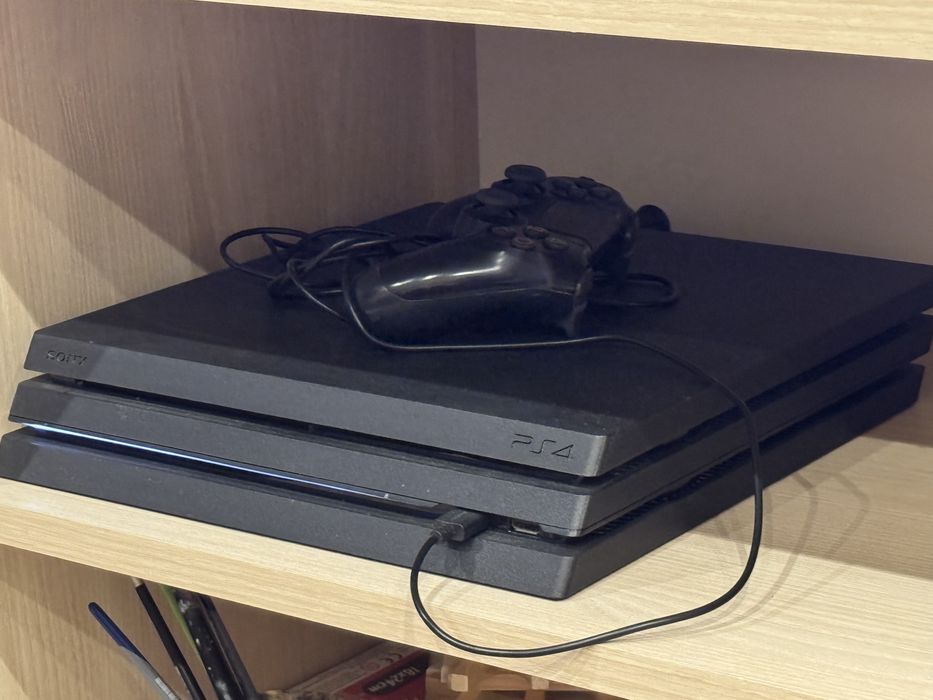 Sony playstation 4 pro folosit doua controllere