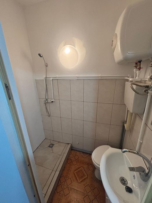 Propietar vând garsoniera la parter.