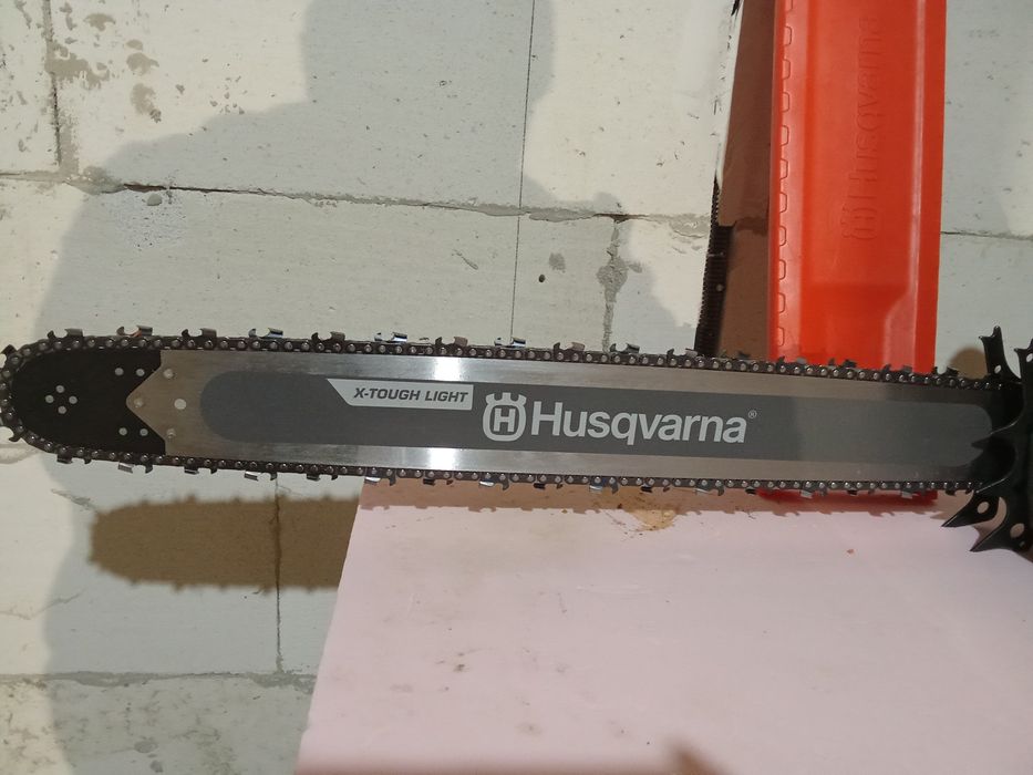 Vând huzwarna 592xp noua ne pus benzina in ea