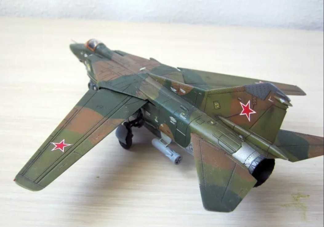 модель самолёта МиГ-27 в масштабе 1/72 клей и краски в подарок!!