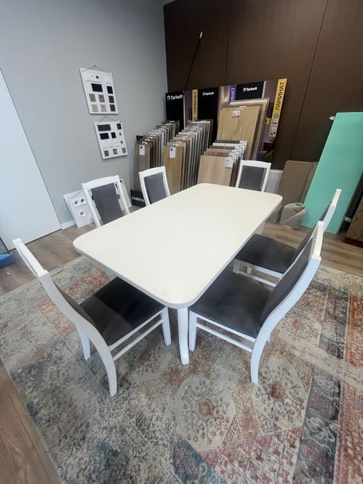 Деревянные стол со стульями