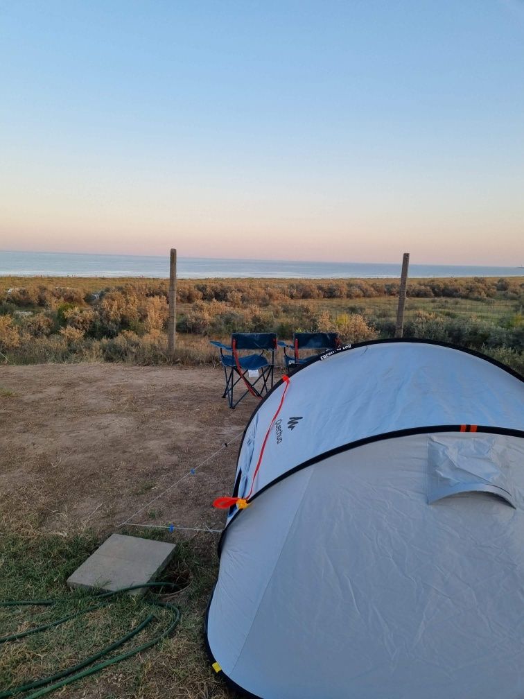 Vand kit de camping: cort, 2 saci de dormit, 2 izoprene, 2 scaune