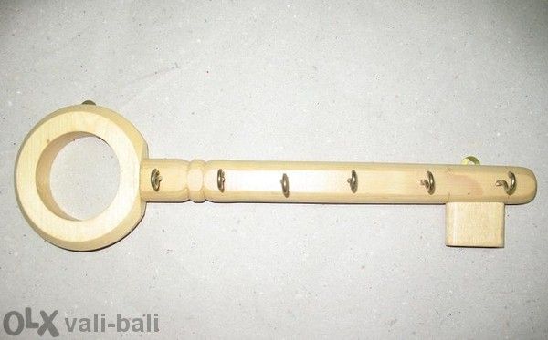 закачалка за ключове във формата на голям ключ.