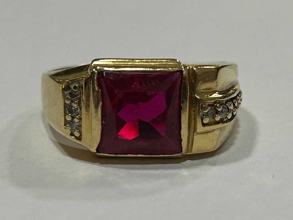 Златен пръстен 14 К 585/ 7,06 гр.