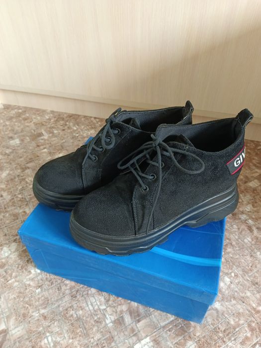 Продам ботинку 39 размера