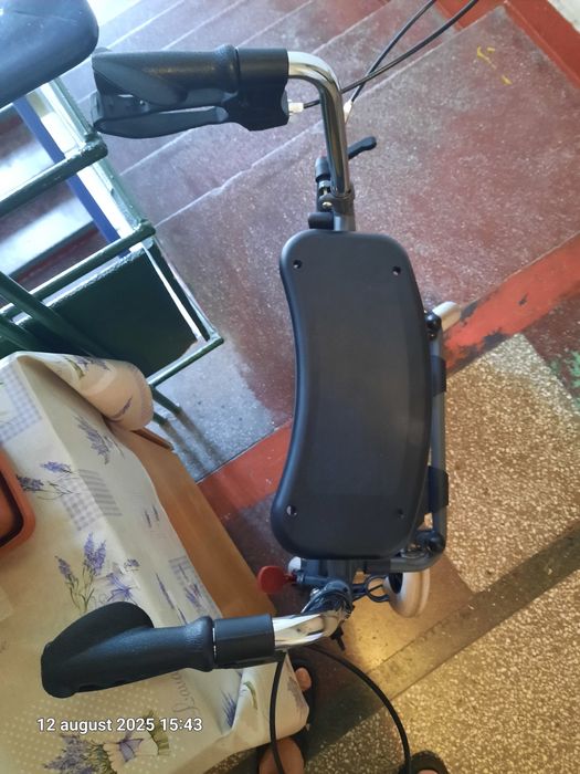 Vând cărucior transportabil accidentat coloana sau bazin,