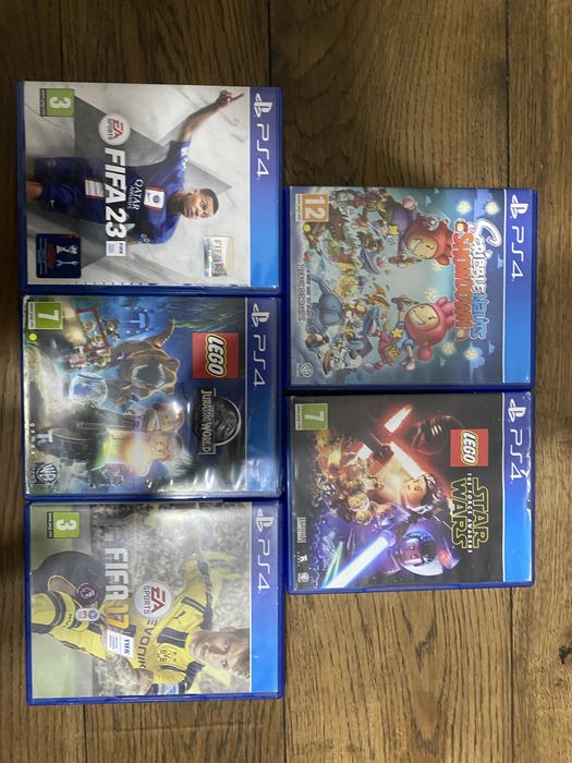 Playstation 4 с оригинални джойстици и станция за зареждане и 5 игри